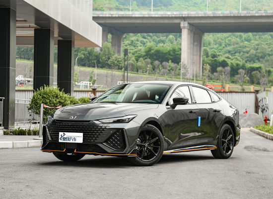 En buen estado Sport Automático Chang An EV Changan UNI-V 5 asientos 5 puertas coche de gasolina